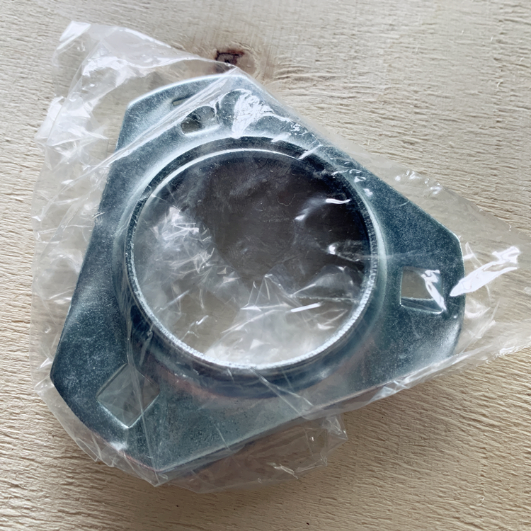 Bridas de montaje autoalineables triangulares de 3 orificios para pernos Serie PFT MSTR